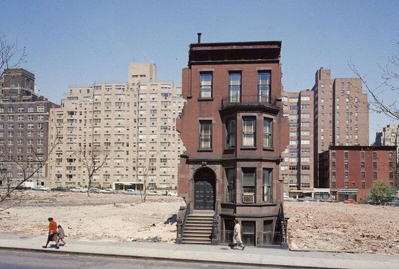 На этом фото Дмитрия Кесселя мы видим старый квартал в Нью-Йорке, зачищенный для строительства нового 20-этажногого жилого квартала: