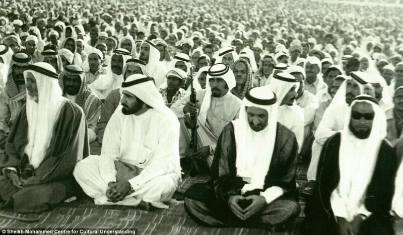 10. Мужчины на молитве во время мусульманского праздника в Дубае.