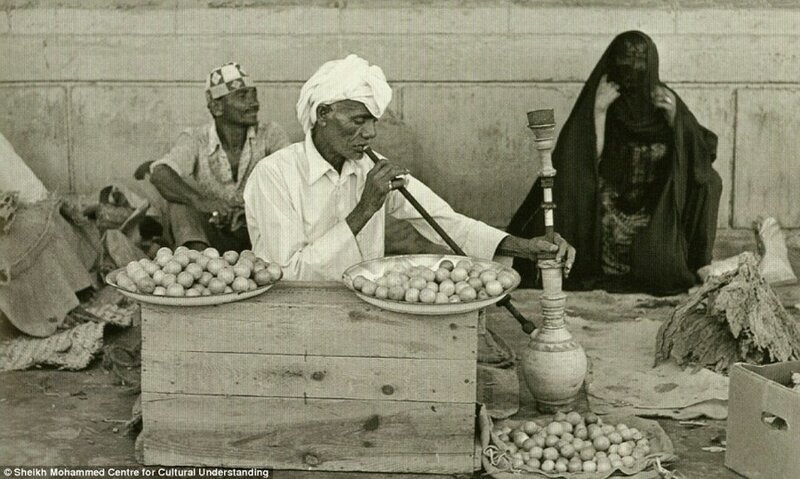 3. Мужчина с кальяном продает лимоны и сушеные травы.