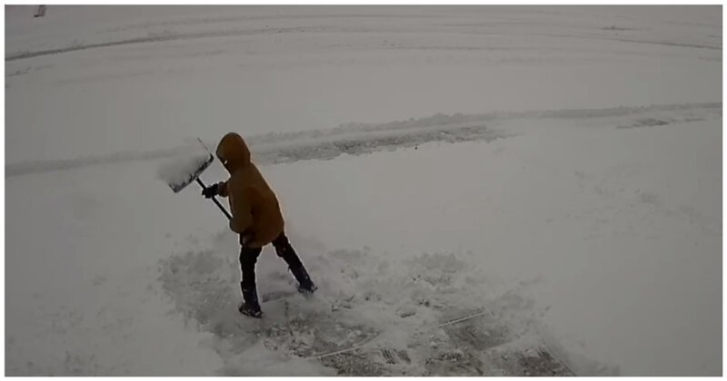 Мальчик пожалел, что вызвался помочь родителям с уборкой снега