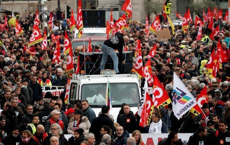 Трудящиеся франции начали забастовку против пенсионной реформы