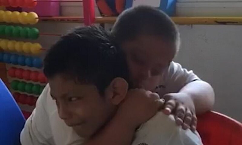 Видео: мальчик с синдромом Дауна пытается утешить одноклассника