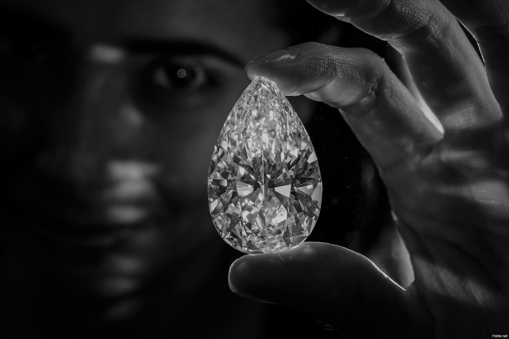 Найти алмаз среди. Дорогие камни. Большие бриллианты.