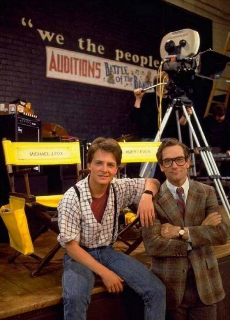 Майкл Дж. Фокус и музыкант Хьюи Льюис во время съемок "Назад в будущее", 1984 год 