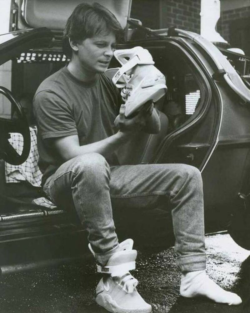 Майкл Дж. Фокус рассматривает кроссовки "из будущего" Nike MAG на съемках фильма "Назад в будущее 2", 1989 год 