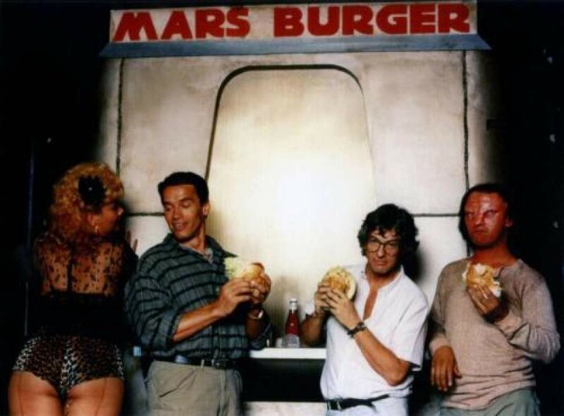 Арнольд Шварцнеггер и Пол Верховен поедут "марсианский" бургер на съемках фильма "Вспомнить все", 1989 год. 