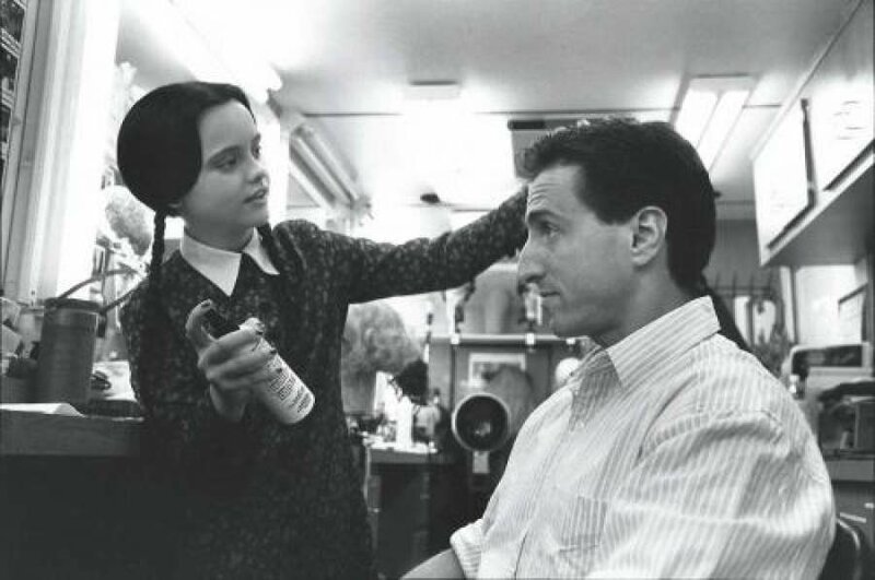Кристина Ричи и сценарист Пол Рудник на съемках фильма "Ценности семейки Аддамс", 1993 год 