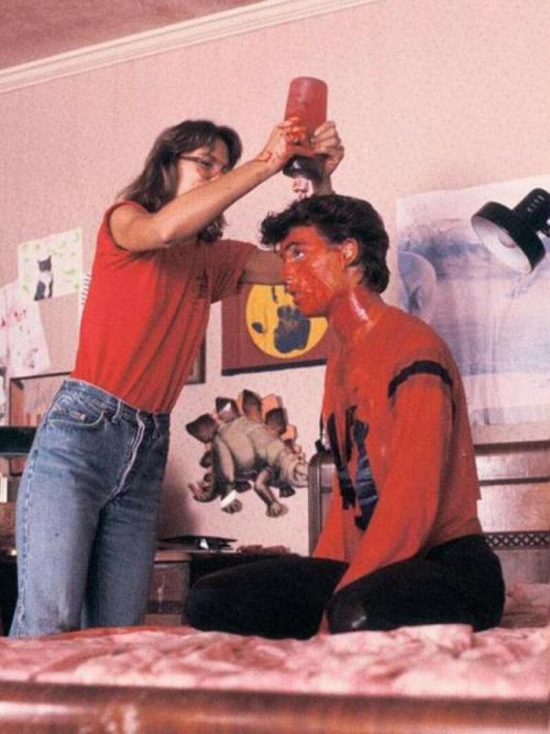 Джонни Деппу наносят шуточную кровь на съемках фильма "Кошмар на улице Вязов", 1983 год 