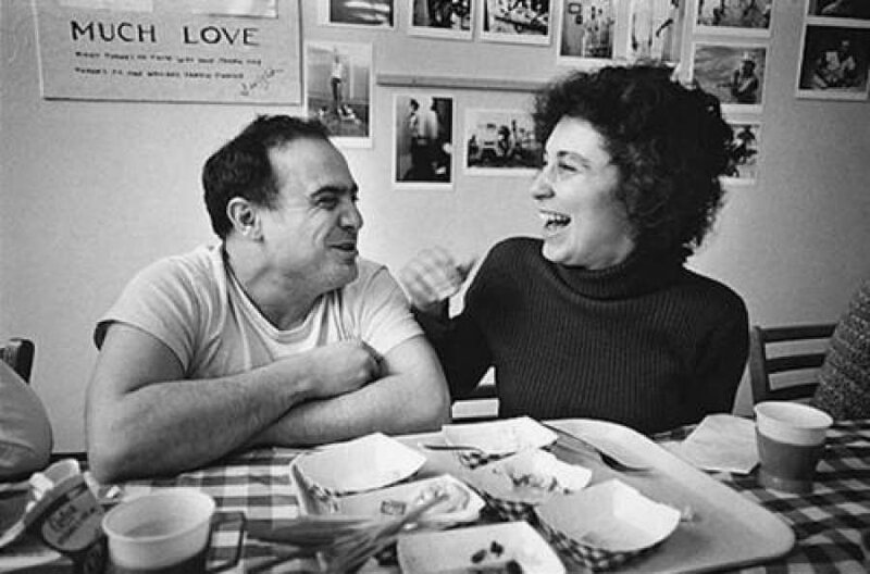 Денни де Вито и его жена Реа Перлман во время перерыва на съемках фильма "Пролетая над гнездом кукушки", 1975 год 