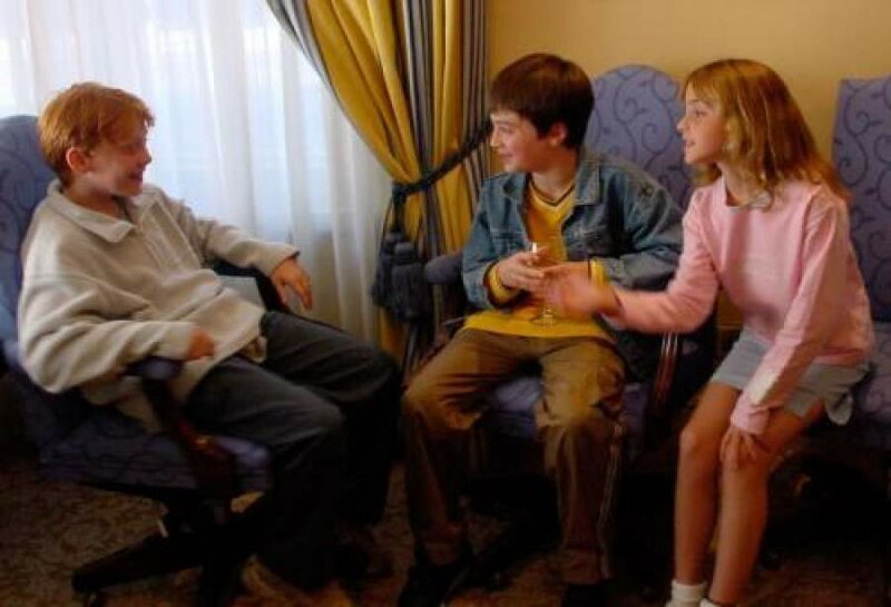 Руперт Грин, Дэниэл Редклифф и Эмма Уотсон впервые знакомятся перед сьеками фильма "Гарри Поттер и философский камень", 2000 год 