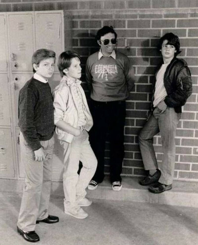 Ривер Феникс, Этан Хоук, Джейсон Прессон и режиссер Джо Данте на съемках фильма "Исследователи", 1984 год 