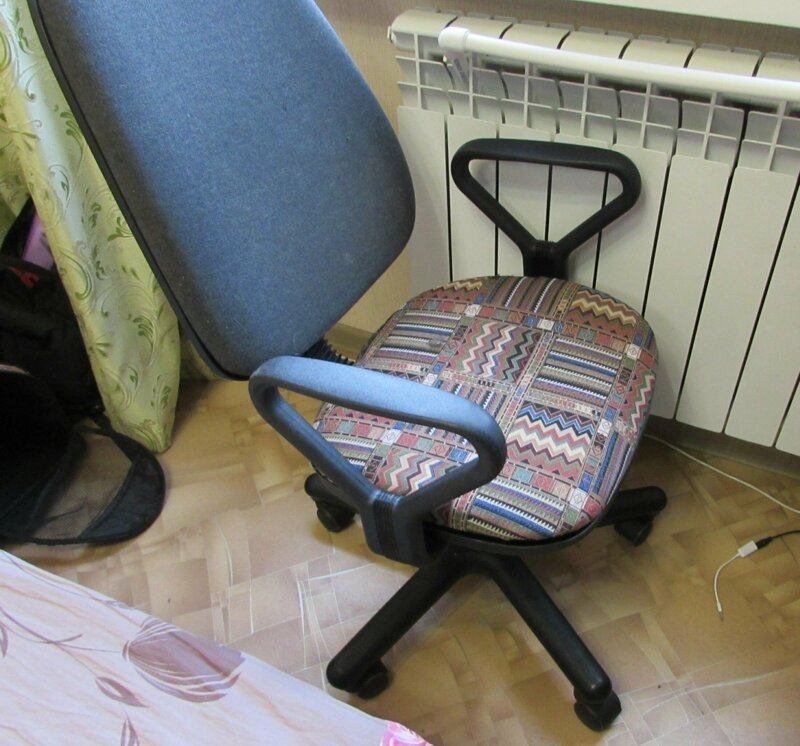 Это второе кресло, где я ремонтировал спинку и сиденье. Для ремонта спинки пришлось применить сварку. Это единственный момент, где я не смог обойтись домашним инструментом.