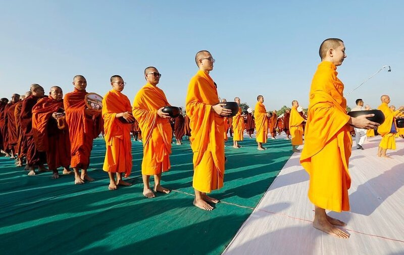 30 000 буддийских монахов собрались на благотворительном мероприятии