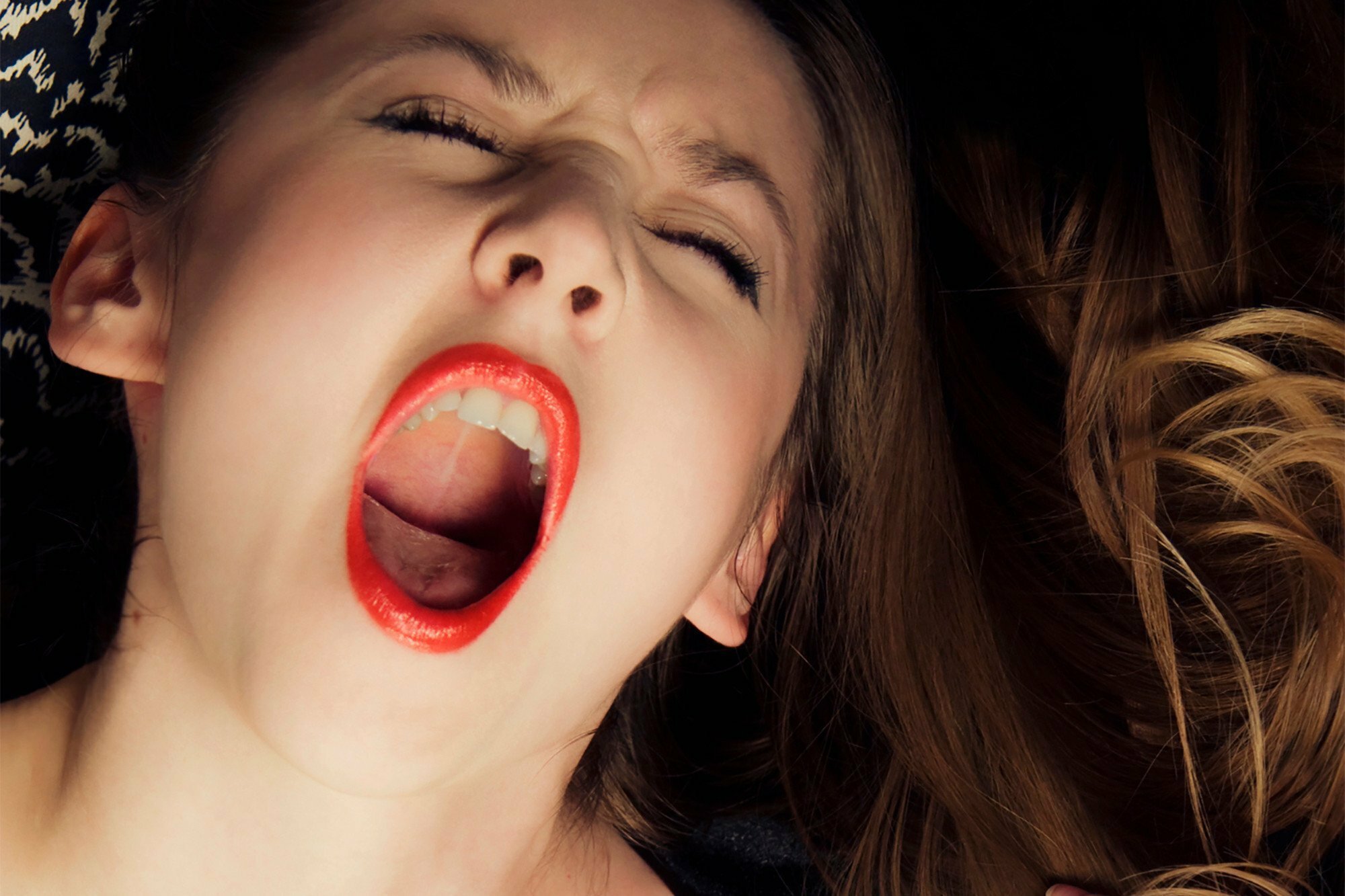 Кайфует от двух. Модель с открытым ртом. Девушки с открытыми ртами. Девушка с открытым ртом. Лицо девушки с открытым ртом.
