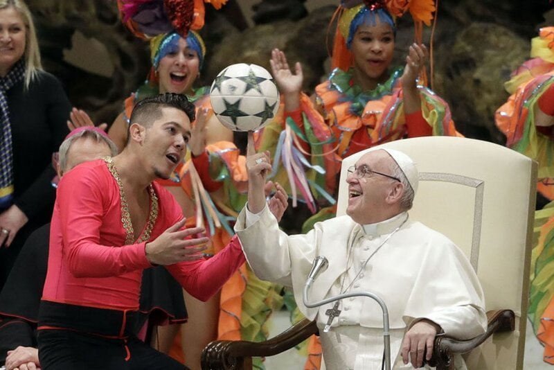 28. Папа Франциск крутит мяч на пальце во время визита Кубинского цирка