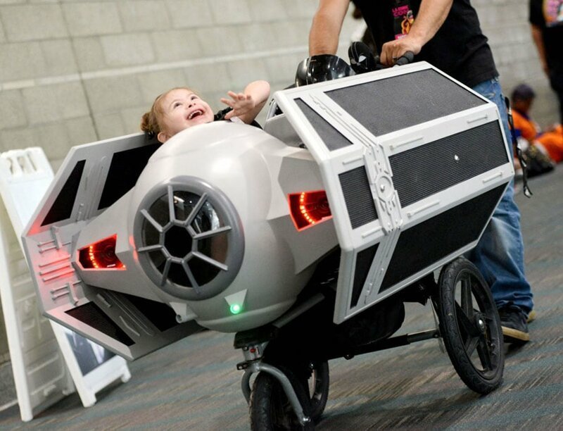 23. Посетители Comic Con в Лос-Анджелесе и коляска в форме TIE-истребителя из Звёздный войн