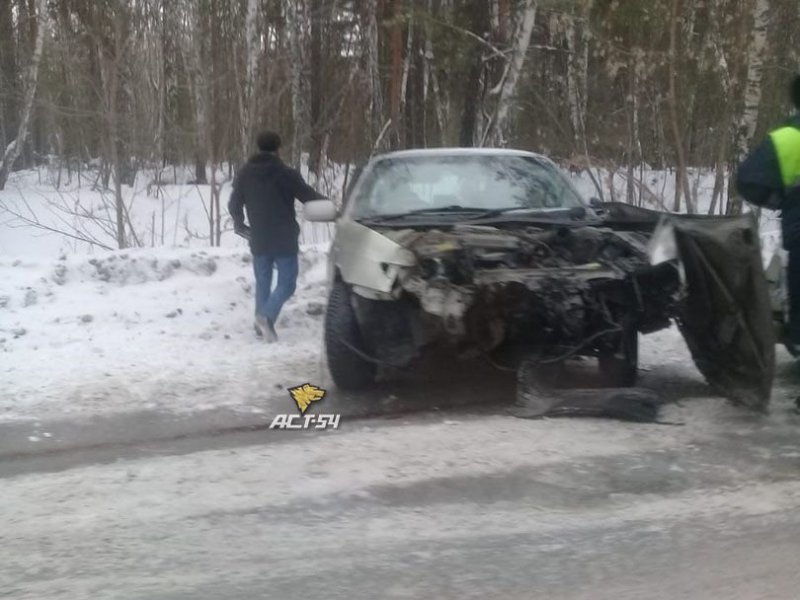 Авария дня. В Новосибирске Тойоту выбросило на встречку