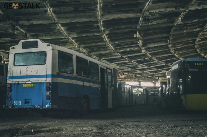 Стоянка списанных автобусов под бетонным куполом