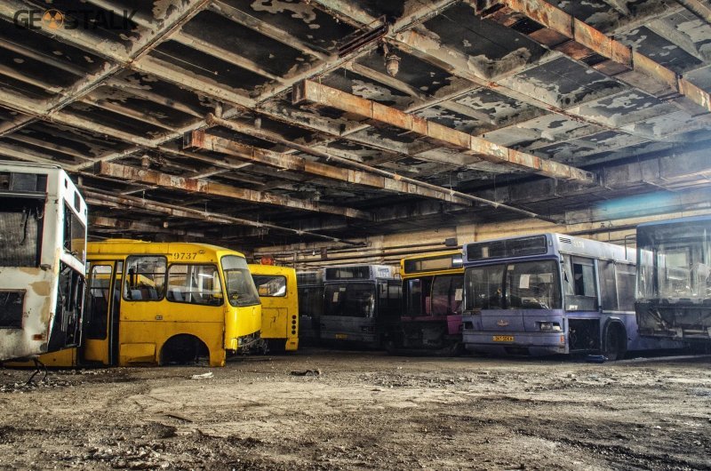 Стоянка списанных автобусов под бетонным куполом