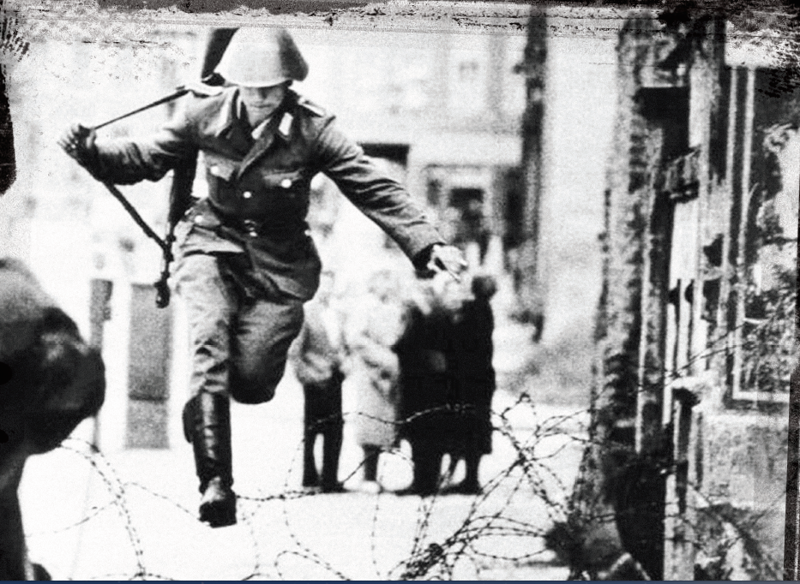 Знаменитое фото. Кто этот пограничник ГДР бежавший через колючку и как сложилась его судьба