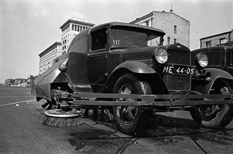 Первая советская подметальная машина ПУ-2 на шасси ГАЗ-АА на Садовом кольце в Москве. 1936 год