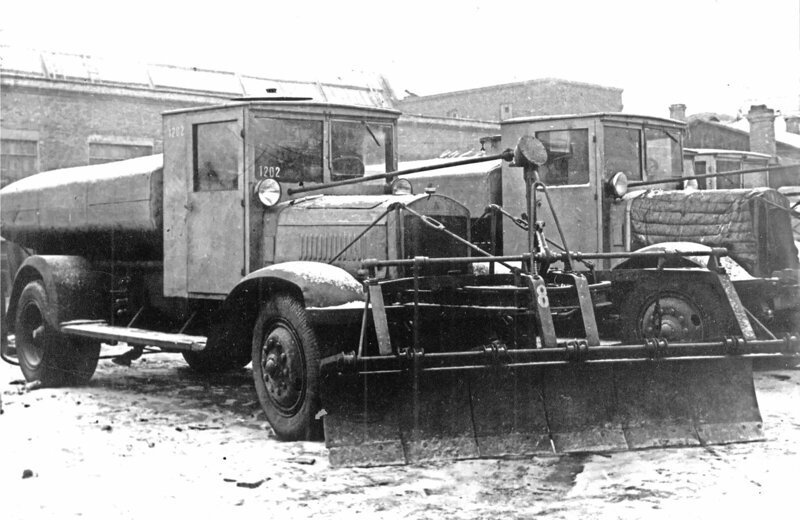 Машина ПМ-4 в зимней комплектации с поворотным отвалом и приводом из кабины водителя (из архива Е.Батурина)