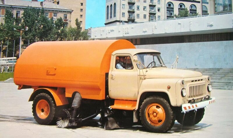 Подметально-уборочная машина КО-304 на шасси ГАЗ-53А для обработки лотков и пневматической подачей мусора в опрокидывающийся кузов-бункер. 1978 год