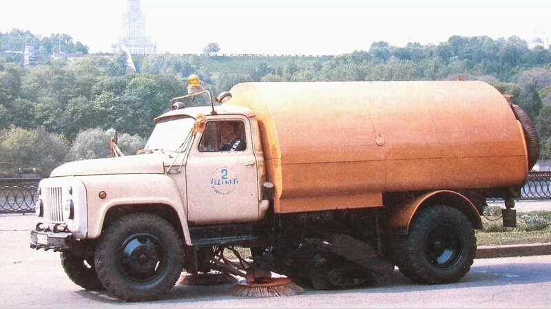Подметально-уборочная машина КО-309 на базе ГАЗ-53-14 с пневмомеханическим подборщиком и гибким шлангом с пылесосным наконечником. 1987 год