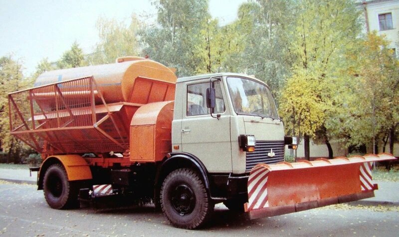 Уникальная многоцелевая машина для содержания дорог ЭД-244 на грузовике МАЗ-5337 с ёмкостью цистерны 7,5 тысяч литров, металлическим кузовом и отвалом. 1988 год