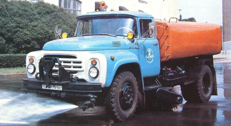 Поливочная машина КО-002 на шасси ЗИЛ-431416 с цистерной на 6,2 тысячи литров воды с гидравлическим и подметальным оборудованием. 1987 год