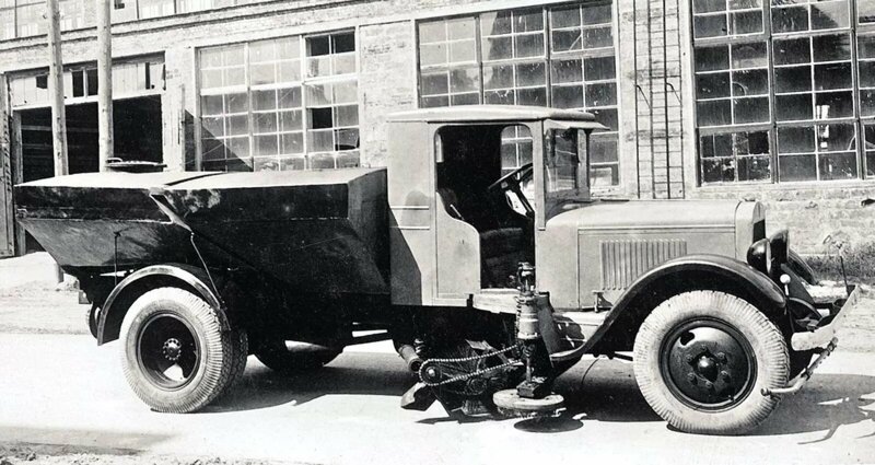 Опытная машина конструкции НАТИ на шасси ЗИС-5 с V-образной цистерной, основной щёткой в колесной базе и правой лотковой с электроприводом. 1940 год