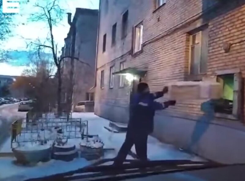 Работник "Почты России" швыряет посылки в открытое окно: видео