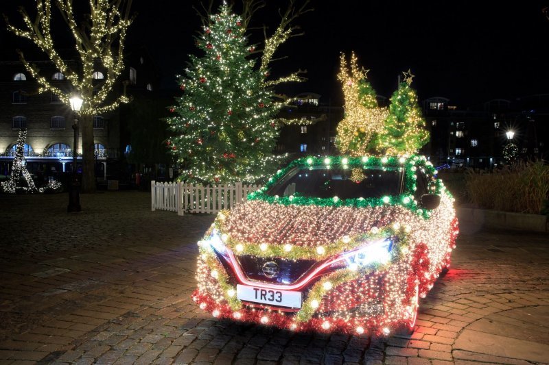 Nissan LEAF превратили в рождественскую ёлку, украшенную тысячами лампочек
