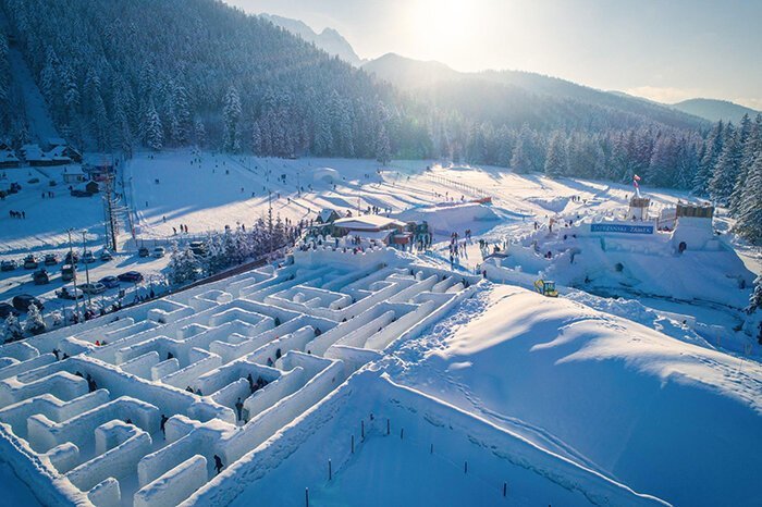 Огромный снежный лабиринт в Польше выглядит как чудо из зимней сказки