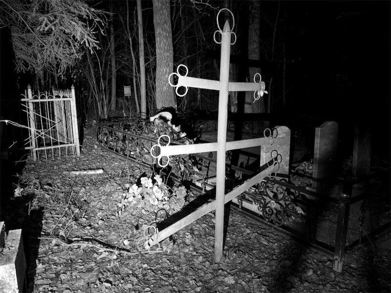 Кладбищенский сторож. Старое кладбище ночью. Ночное кладбище.