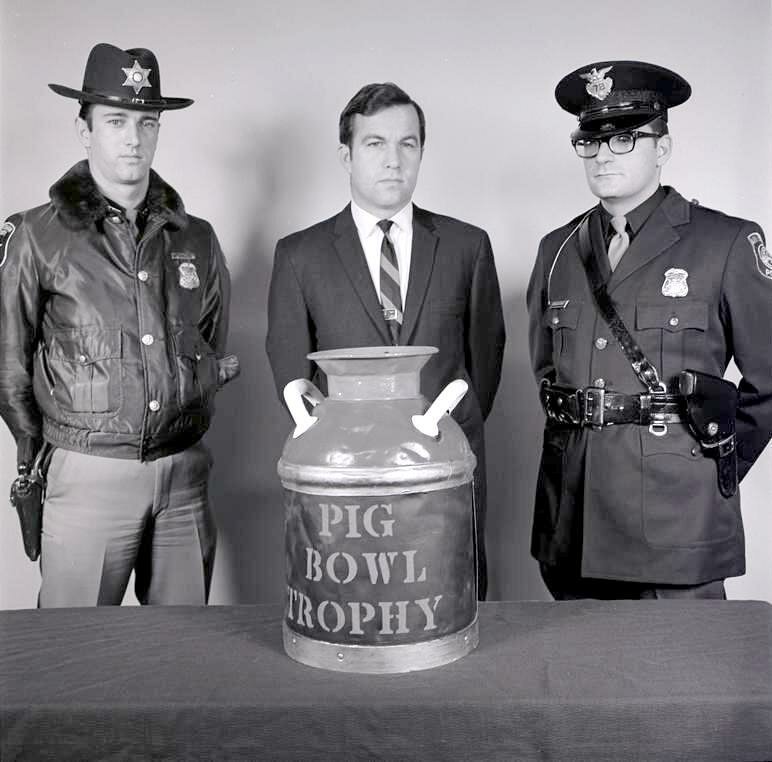 Декабрь 1969 года. Полицейский департамент Анн-Арбора выиграл футбольный благотворительный турнир «Pig Bowl».