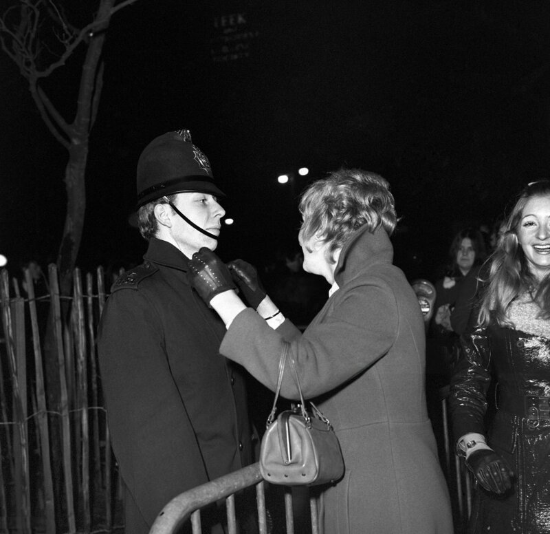 31 декабря 1969 года. Встреча Нового Года, Манчестер. Девушка пытается поцеловать полисмена. И она его поцелует.
