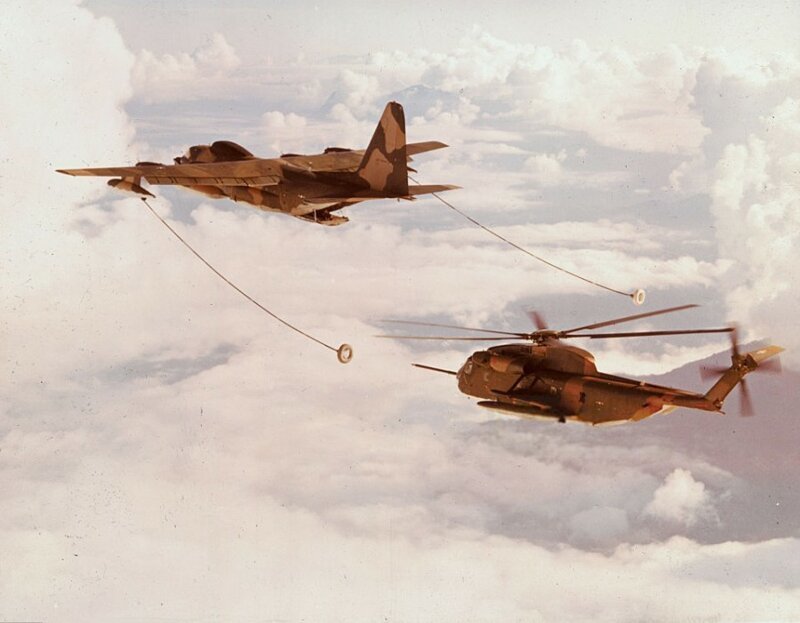 31 декабря 1969 года. В небе над Вьетнамом. KC-130 заправляет вертолет HH-3C.