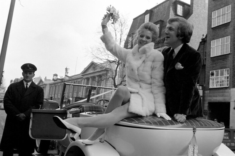 4 декабря 1969 года. Великобритания, Челси. Актриса и топ-модель Вики Ходж выходит замуж за некого Яна Хита, который работает в рекламном бизнесе. 