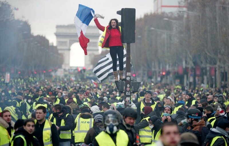 Люди вышли на улицы Франции на второй день общенациональных всеобщих забастовок