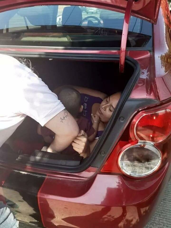 Измена в машине скрытая. Девушка в багажнике. Нагнулась в багажник машины. Изменяет в машине.