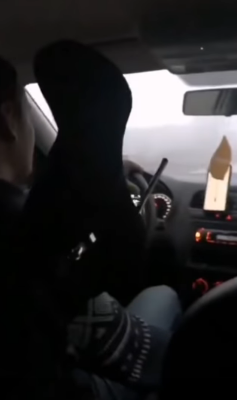 "Я же на каблуках!": молчаливый таксист высадил обнаглевшую москвичку прямо на трассе