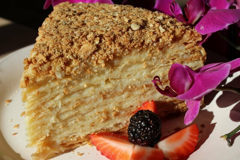 Загадочная история одного слоеного десерта: почему торт «Наполеон» так называется?