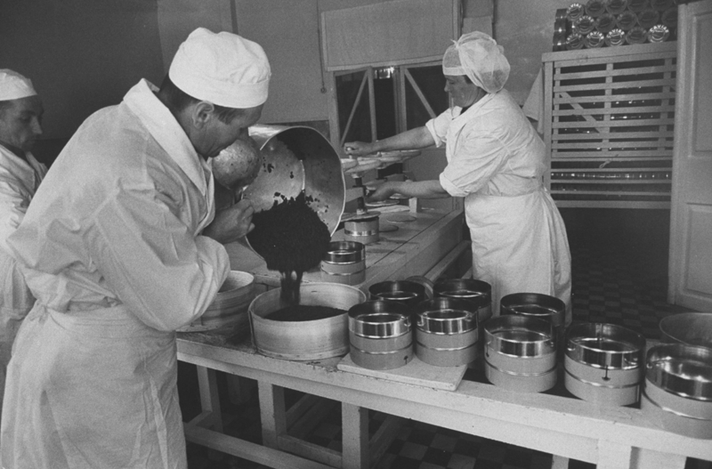  1960. Рабочие Астраханского завода консервируют и взвешивают икру