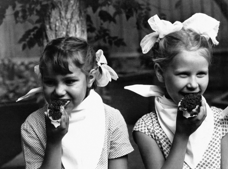 1965. Две девочки едят бутерброды с икрой