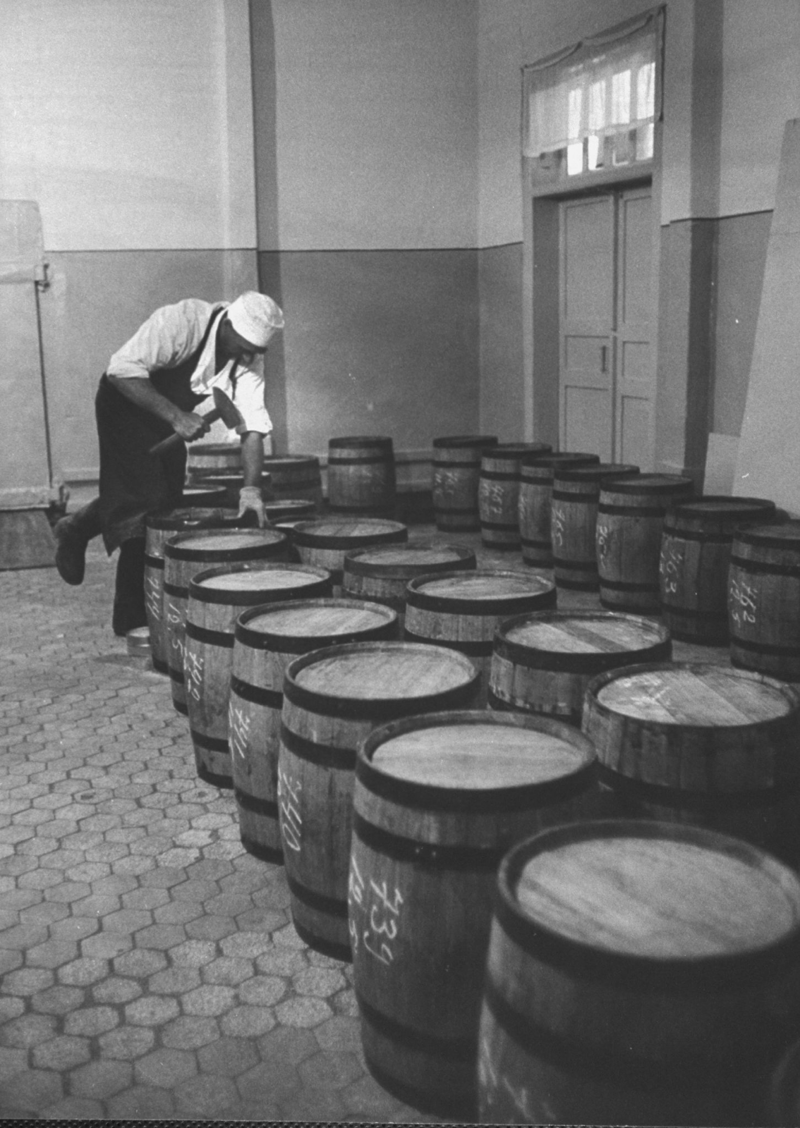 1960. Икра хранится на Астраханском консервном заводе для последующей отгрузки