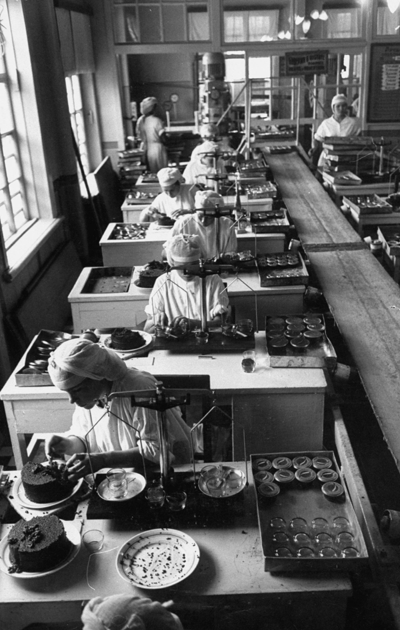 1958. Рабочие упаковывают икру на консервном заводе в Астрахани