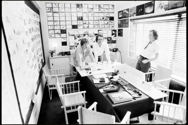 Режиссёр Сэр Алан Паркер, Брайан Моррис, и аниматор Джеральд Скарф в кабинете Паркера в Pinewood Studios.