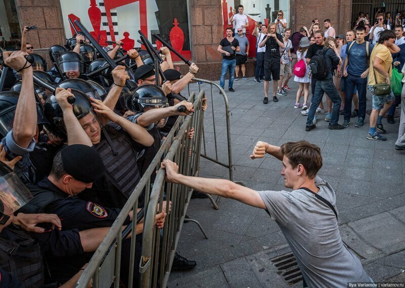 726 комментариев: Фоторепортаж: Столкновения с ОМОНом и задержания в центре Москвы