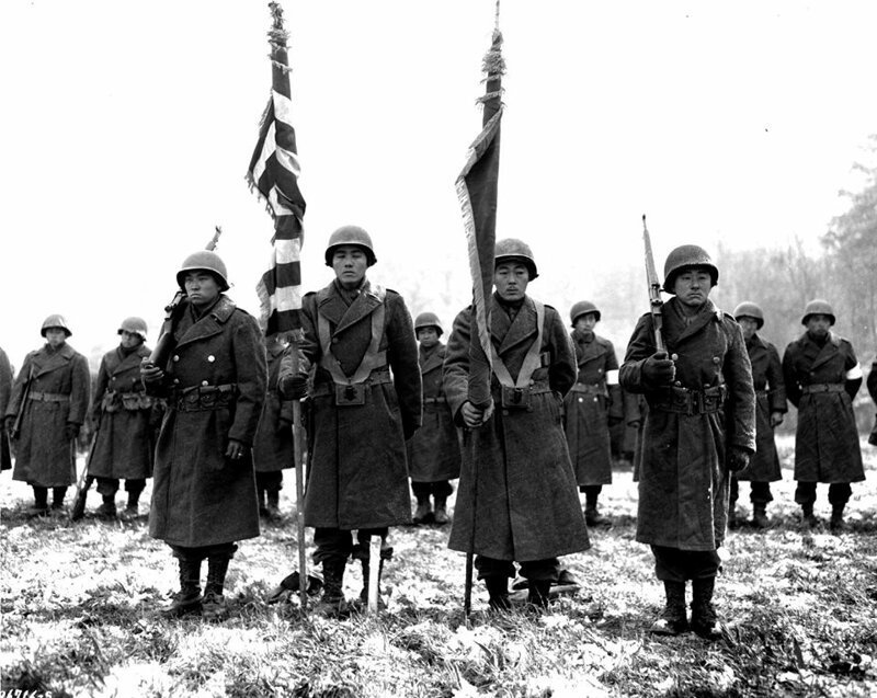 Воевавший на европейском фронте Второй Мировой войны американский пехотный полк № 442 был целиком укомплектован японцами, в основном родившимися уже в США. 